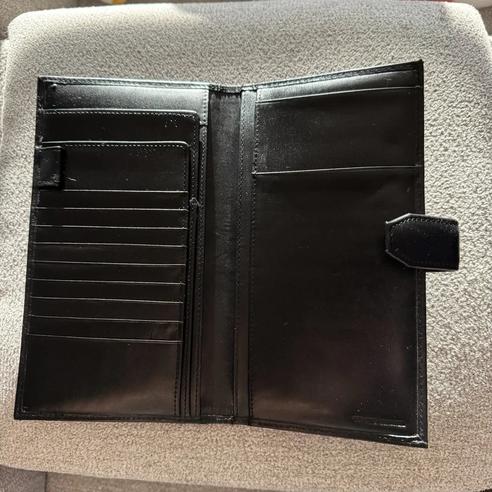 Isaac Mizrahi Passport Wallet Multiple‎ Slip Pockets Black Snap Closure